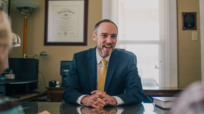 ben-nelson-workers-compensation-lawyer-speaks-with-clients Ben Nelson a workers compensation lawyer speaks with clients regarding their claim